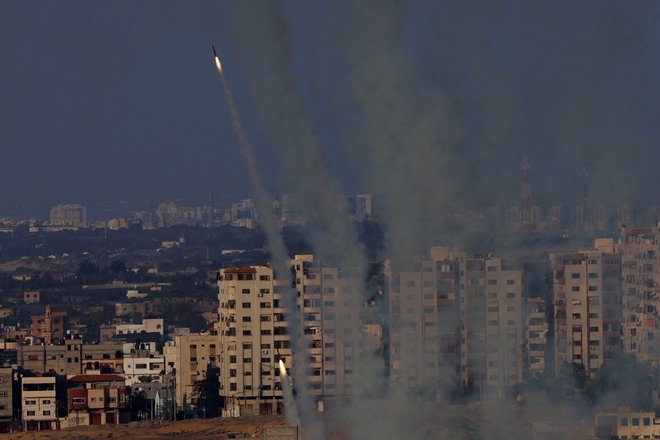 Rakete, ki iz Gaze letijo proti Izraelu. FOTO: Mohammed Salem Reuters