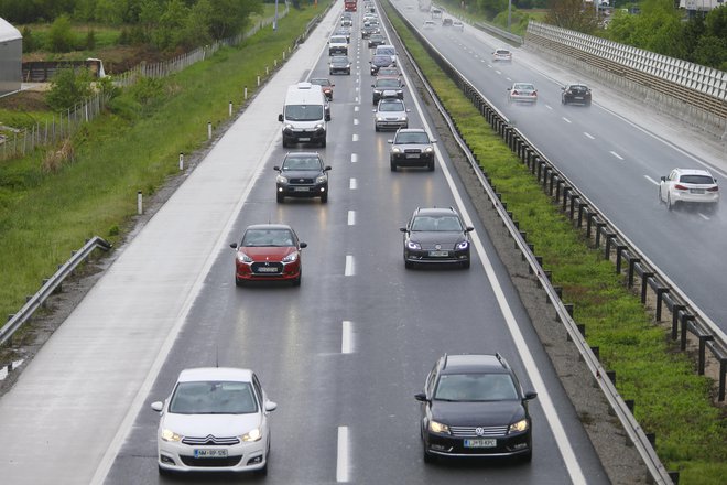 V primeru izredne situacije na avtocesti bi bili potniki v hudi nevarnosti. FOTO: Jože Suhadolnik