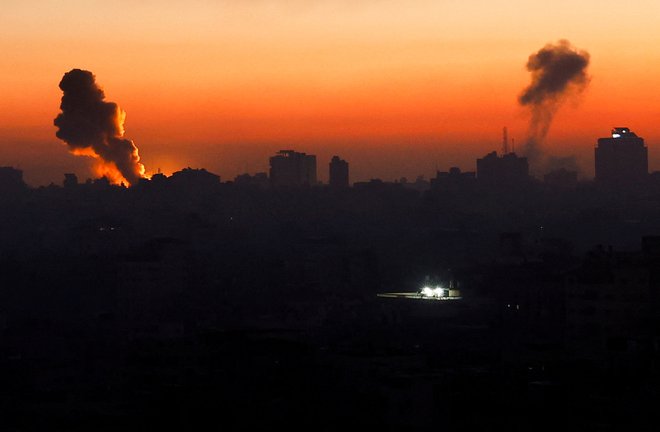 Izraelska vojska se pripravlja na kopensko ofenzivo na območje Gaze. FOTO: Mohammed Salem Reuters