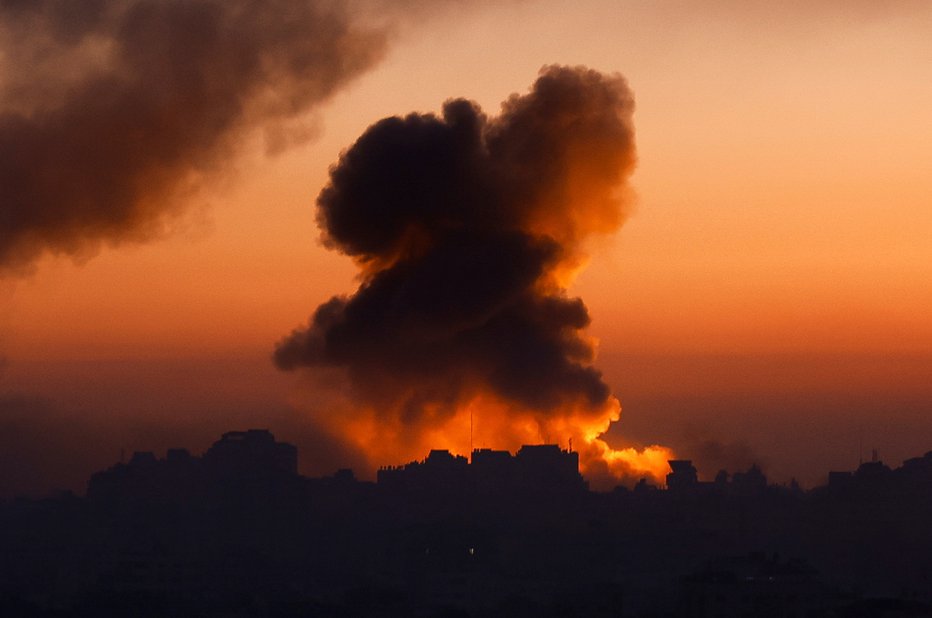 Fotografija: Tisti, ki živijo na severu Gaze se morajo v naslednjih 24 urah umakniti na jug te palestinske enklave. FOTO: Mohammed Salem Reuters