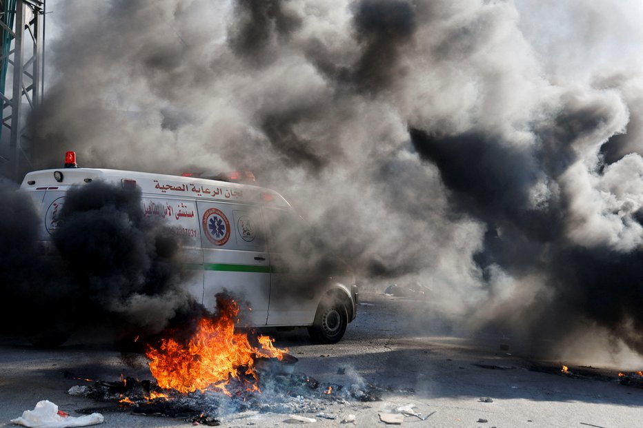 Fotografija: Izraelsko obleganje in nenehno bombardiranje območja Gaze spreminja palestinsko enklavo v »peklensko luknjo«. FOTO: Raneen Sawafta Reuters