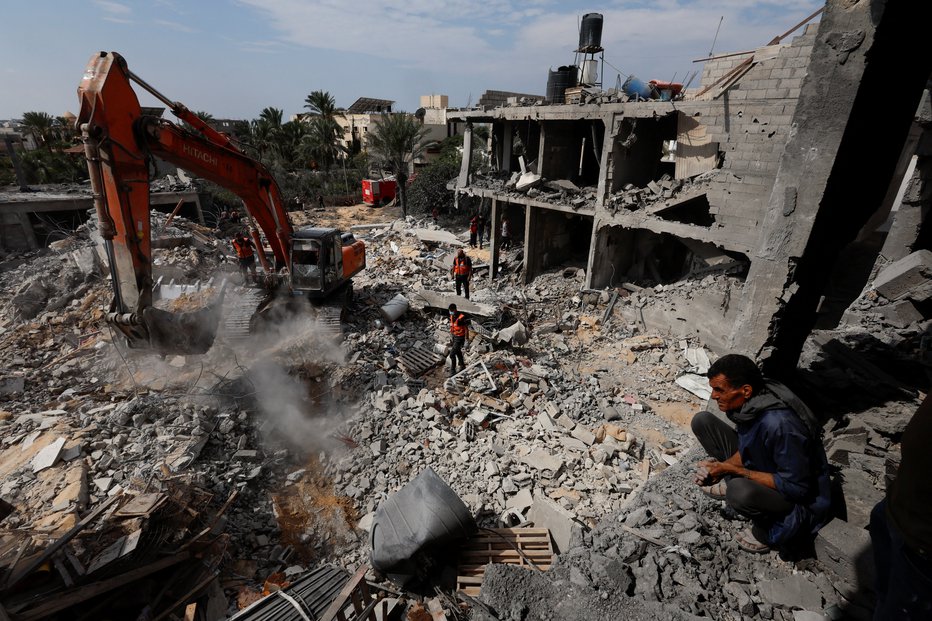 Fotografija: Gaza po izraelskih povračilnih ukrepih izginja. FOTO: Mohammed Salem/Reuters