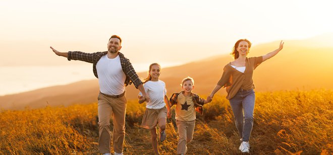 Skupna telesna aktivnost je tudi odličen način za krepitev medsebojnih vezi. FOTO: Evgenyatamanenko Getty Images/istockphoto