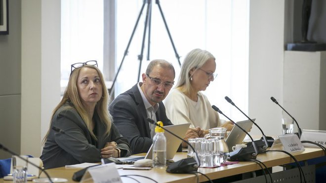 Trojica direktorjev, Ksenija Horvat, Mirko Štular in Kaja Jakopič (od desne proti levi), so dobili še soglasje svetnikov. FOTO: Jože Suhadolnik/delo