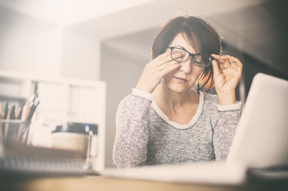 Fotografija: Življenje s kronično bolečino je težko. Včasih se lahko počutite brezupno ali obupano iščete olajšanje. FOTO: Sebra Getty Images/Istockphoto