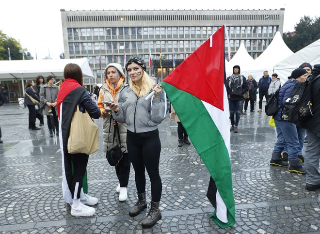 Shod za Palestino na Trgu republike v Ljubljani. FOTO: Jože Suhadolnik