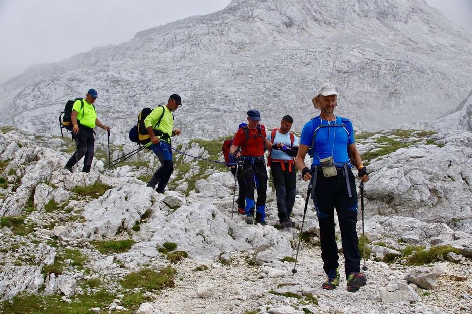 Fotografija: Vzpon ob nenehnem varovanju je potekal počasneje, zato pa je bilo veselje na vrhu toliko bolj čustveno. FOTO: Marjen Bajec in Miljko Lesjak.