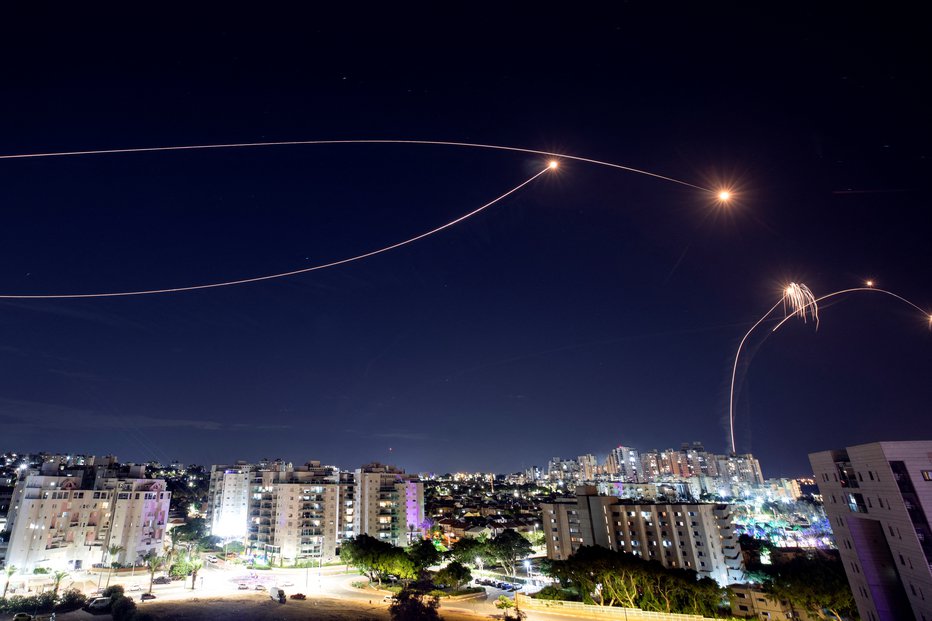 Fotografija: Izraelski obrambni sistem iron dome. FOTO: Amir Cohen, Reuters