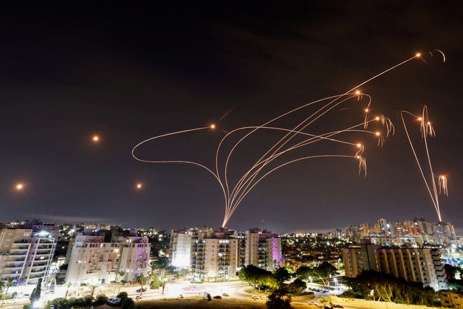 Izrael naj bi imel deset takšnih sistemov nameščenih po celotni državi. FOTO: Amir Cohen, Reuters