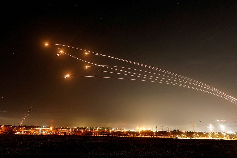 Fotografija: Sistem železna kupola takole varuje Izrael. FOTO: Ammar Awad, Reuters