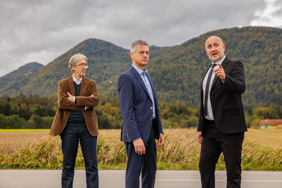 Fotografija: Premier Robert Golob, državni sekretar Boštjan Šefic in braslovški župan Tomaž Žohar v Rakovljah, kamor bi preselili prebivalce Letuša. FOTO: Črt Piksi