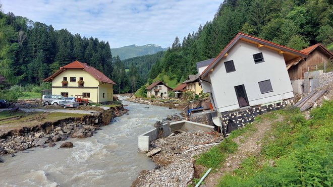 Vse, ki še vedno bivajo v Strugah, je Šefic pozval, naj se takoj začasno izselijo, ker je plaz prenevaren. FOTO: Blaž Samec