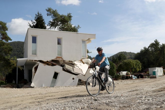 Župan občine Braslovče Tomaž Žohar je po pogovorih s predstavniki hidrološke stroke in predsednikom vlade Robertom Golobom povedal, da se letuški levi in desni breg selita. FOTO: Blaž Samec