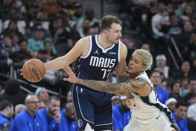 Dallas Mavericks Luka Dončić (77) dribla proti napadalcu San Antonio Spurs Jeremyju Sochanu (10) FOTO: Daniel Dunn Usa Today Sports Via Reuters Con