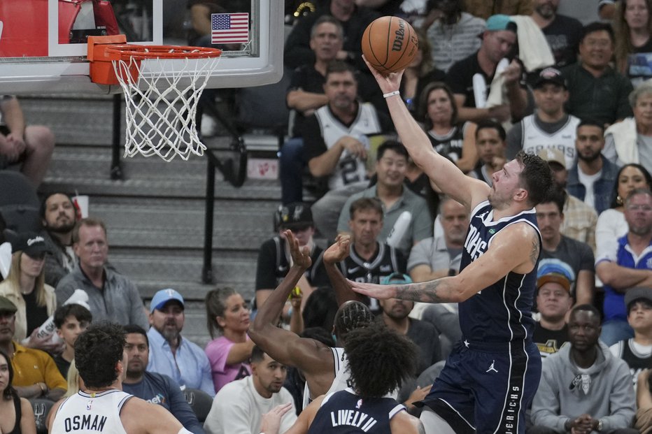 Fotografija: Koš Luke Dončića (77)  v drugem polčasu proti San Antonio Spurs v dvorani Frost Bank Center FOTO: Daniel Dunn Usa Today Sports Via Reuters Con