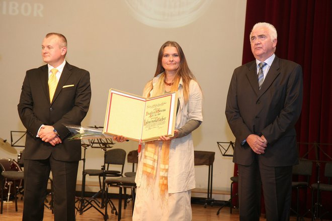 Truplo Alenke Elene Begant, nekdanje ravnateljice mariborske valdorfske šole, je zgodaj zjutraj našel njen mladoletni sin.