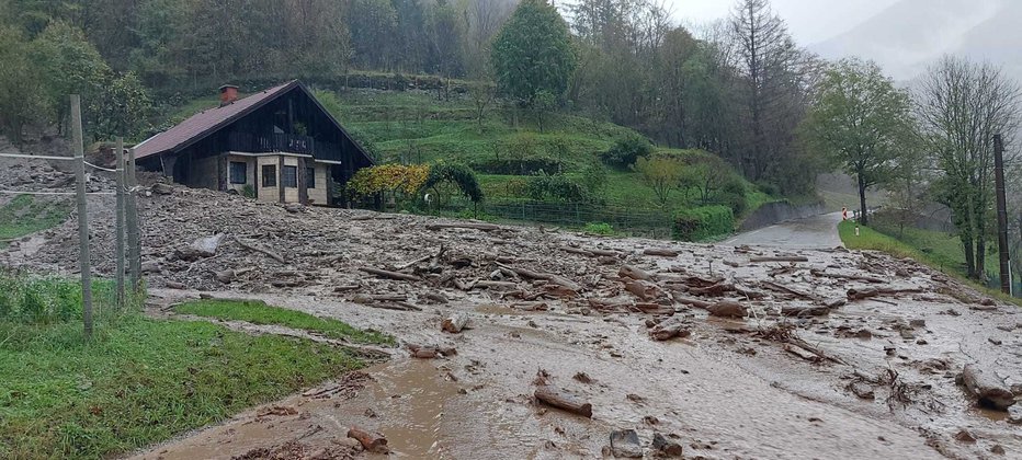 Fotografija: V Baški grapi so številni hudourniki ogrožali več objektov. FOTO: Aljaž Leban/regijski štab Cz Za Severno Primorsko