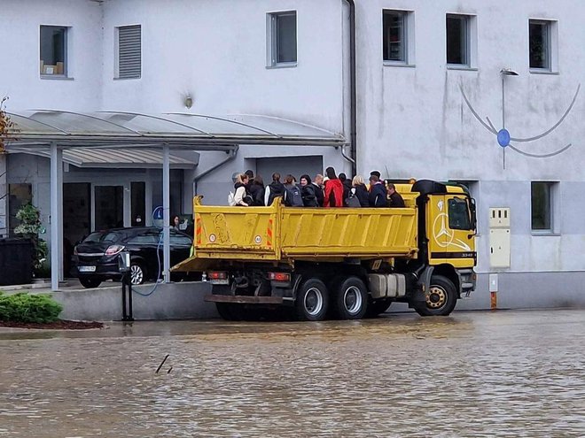 Evakuacija tudi iz podjetja Lotrič Meroslovje v Selcih Foto: Marko Gasser, župan Občine Železniki