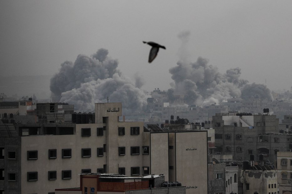 Fotografija: Izraelske oblasti so ob tem danes sporočile, da bodo povečali obseg humanitarne pomoči za Gazo. FOTO: Stringer Reuters