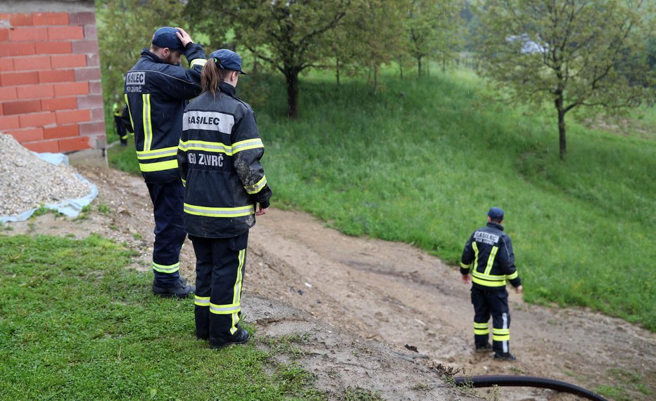 Fotografija: Poteka montaža zank za alarmiranje prebivalcev. Fotografija je simbolična. FOTO: Blaž Samec