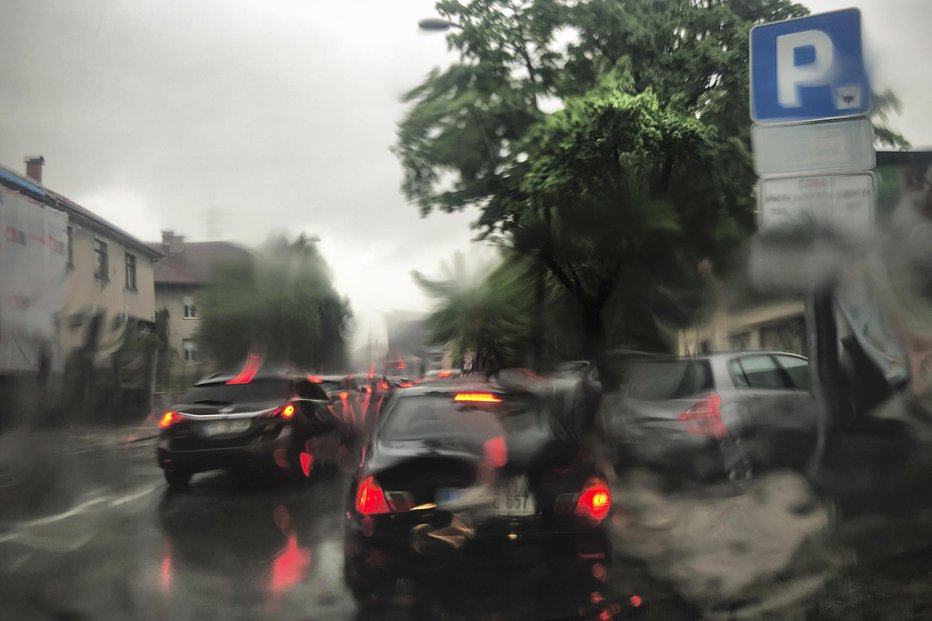 Fotografija: V noči na petek bo državo od zahoda začela prehajati hladna vremenska fronta. FOTO: Jure Eržen