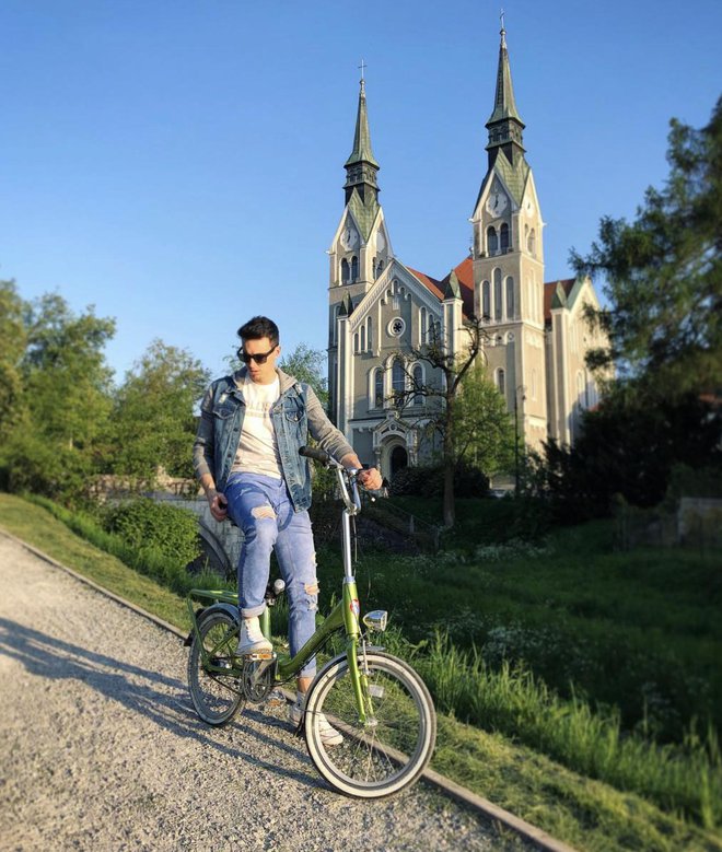 Vmes se je tudi oblekel in skočil na kolo ... FOTO: osebni arhiv/instagram