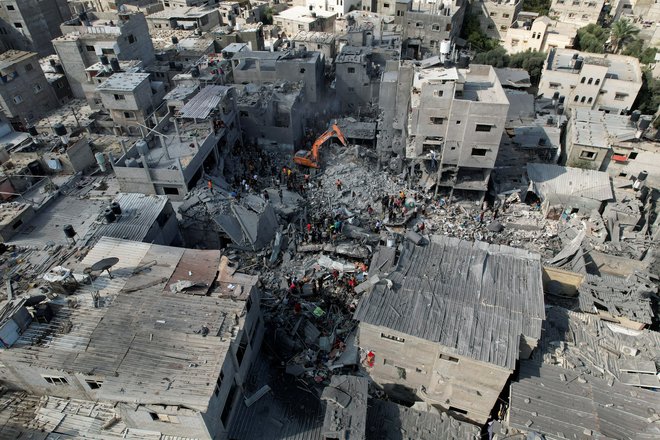 Razdejanje po obstreljevanju begunskega taborišča Al Magazi v Gazi FOTO: Mohammed Fayq Abu Mostafa, Reuters