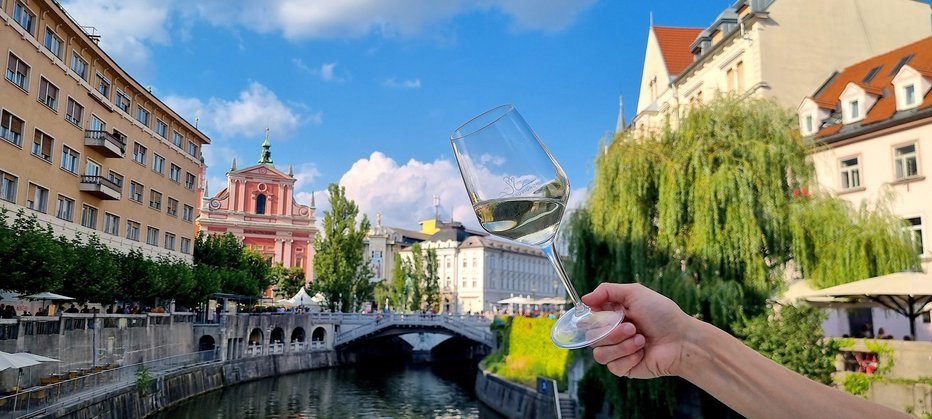 Fotografija: Ljubljanska promenada je zaokrožena enogastronomska zgodba s šesthodnim menijem in vini izbranih vinarjev treh vinorodnih dežel Slovenije. FOTOGRAFIJE: Promenada Okusov