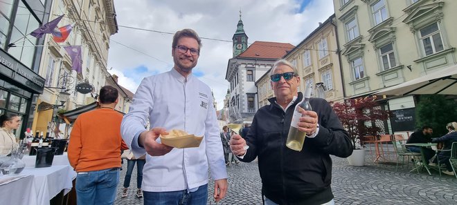 Na začetku sta goste pozdravila Tomaž Bratovž iz JB restavracije in Stojan Ščurek s svojimi vini.