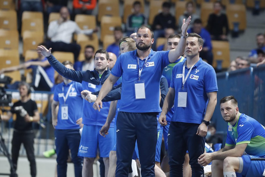 Fotografija: Slovenski selektor Uroš Zorman je v primerjavi s sobotno tekmo v Beli krajini danes malce premešal igralski kader. FOTO: Leon Vidic/delo