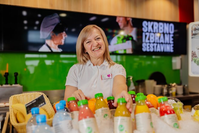 Pravijo, da Jasmina dela najboljše burgerje. Zavijte na Tržaško cesto 130 in se prepričajte. FOTO: Črt Piksi