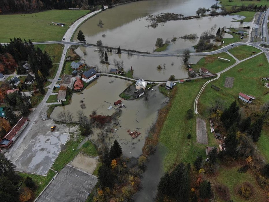 Fotografija: Presihajoče jezero pod Poncami še nikoli ni tako naraslo. FOTO: Občina Kranjska Gora