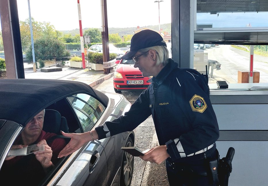 Fotografija: Pomožni policisti sodelujejo pri obvladovanju nezakonitih migracij, pri varovanju ogroženih oseb, varovanju športnih in javnih prireditev in shodov. FOTO: Blaž Samec