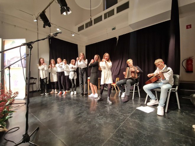 Program so popestrili učenci Osnovne šole Šmarjeta pod mentorstvom Tadeje Molan Žinko. FOTO: Tanja Jakše Gazvoda