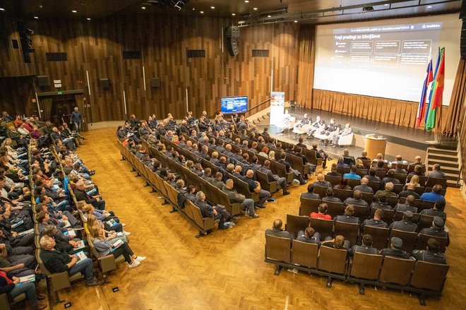 Samo debata ne bo prinesla rešitve.