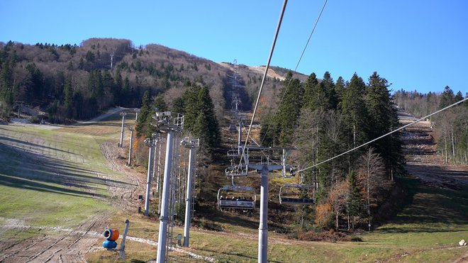 S šestsedežnico in pogledom z višine 2067 metrov ponuja 16 kilometrov smučarskih prog, ki jih bodo v prihodnjih letih še povečali.