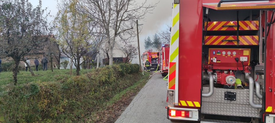 Fotografija: Požar je gasilo veliko gasilcev, ki so vsaj malo omilili materialno škodo. FOTO: Pgd Korena