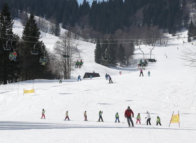 Belo pravljico lahko pričarajo tudi manjša smučišča pri nas in v okolici, ki so mnogokrat veliko bolj dostopna in primerna zlasti za družine z otroki. FOTO: Dejan Javornik