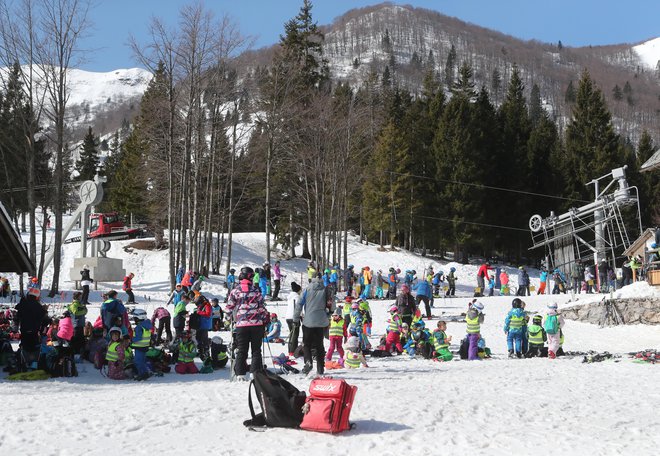 Soriška planina sicer vabi obiskovalce tako poleti kot pozimi, ko s svojo ugodno lego in raznolikimi tereni smučarje le redko razočara. FOTO: Dejan Javornik