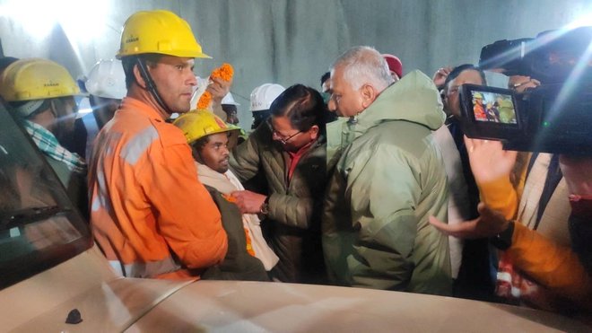 Enega od ujetih delavcev so zdravniško pregledali, potem ko so ga rešili iz podrtega predora. FOTO: Uttarkashi District Information Via Reuters