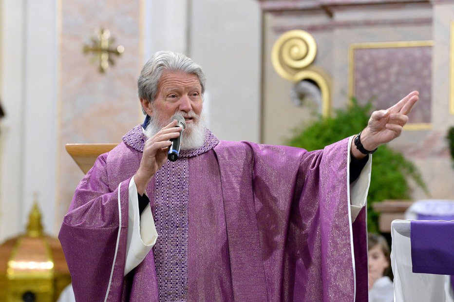 Fotografija: V cerkvi v fari, kjer je bila rojena njegova mama. FOTOGRAFIJE: Drago Perko