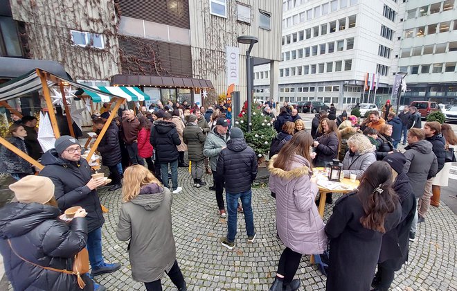 Dogodek na ploščadi pred Delovim kioskom je bil namenjen tudi druženju sodelavcev in spoznavanju zaposlenih iz sosednjih podjetij. FOTO: Blaž Samec