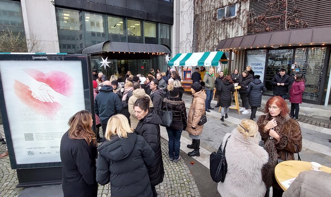 Namesto prazničnega obdarovanja so se podjetja združila v dobrodelno sosesko Delo. FOTO: Blaž Samec 