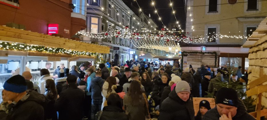 Fotografija: Tako polno je bilo Celje, ko so zažarele praznične luči. FOTO: Gregor Katič