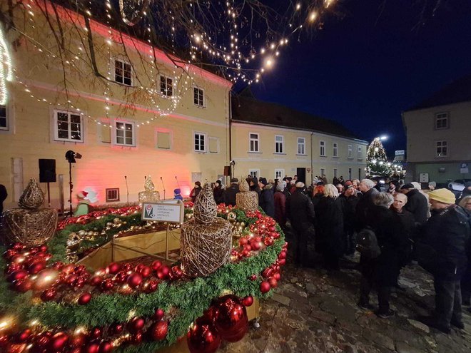 Slomškov trg krasi tudi velikanski adventni venec. FOTO: Visit Celje