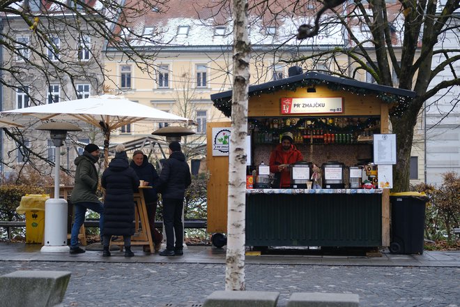 Na stojnicah v Ljubljani tudi tokrat prevladuje kuhano vino v belih in rdečih odtenkih, najdemo pa lahko tudi punč, ki malce spregledan ostaja kar v ozadju obilice toplih decembrskih napitkov. FOTO: Špela Ankele