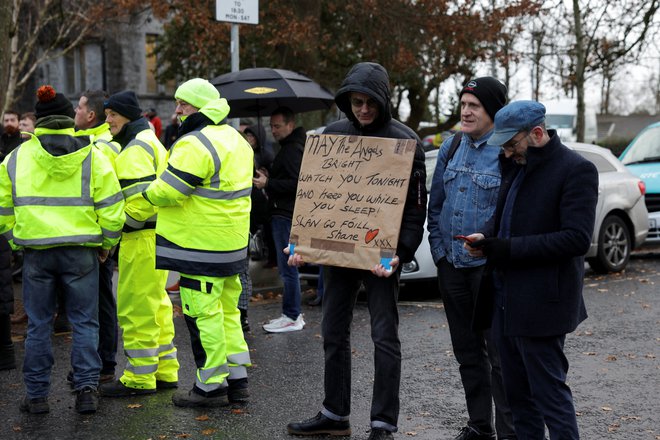 Od glasbenika so se poslovili prijatelji in oboževalci. FOTO: Karen Cox, Reuters