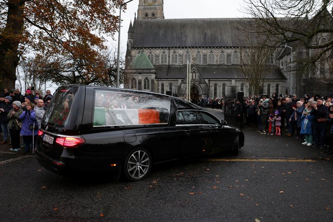 Pogrebni sprevod, ki se je zbral na ulicah, se je nadaljeval proti Nenaghu, rojstnemu mestu njegove matere. FOTO: Karen Cox, Reuters