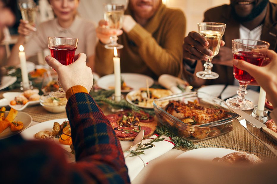 Fotografija: Bogato obloženi mizi se je težko upreti – ni pa nemogoče! FOTO: Getty Images/iStockphoto