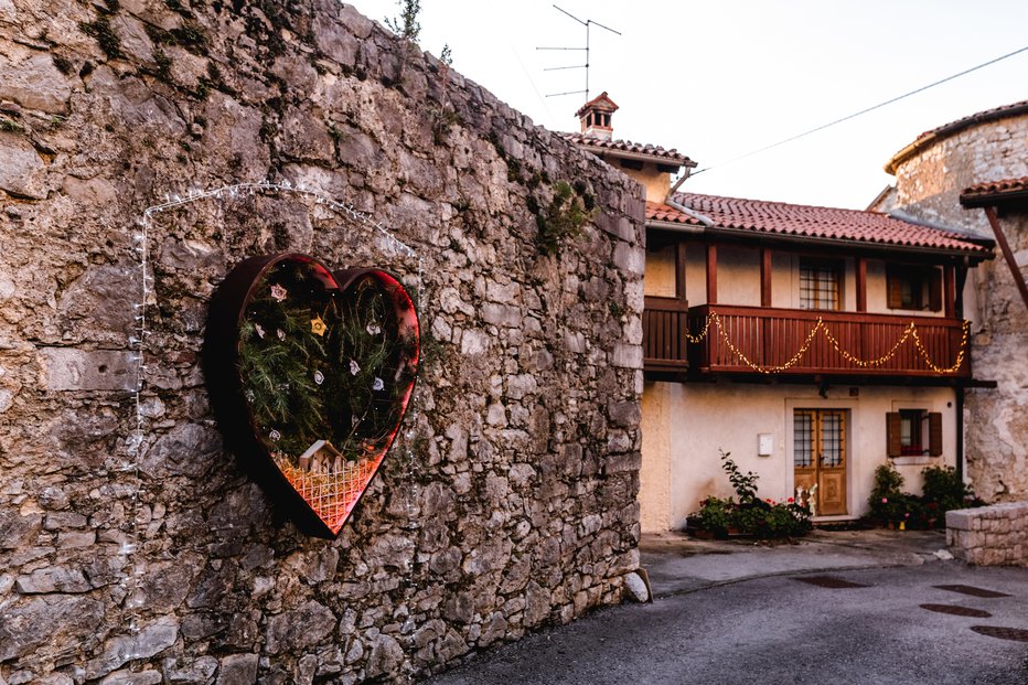 Fotografija: Razstava jaslic po skritih kotičkih Štanjela. FOTO: Ana Rojc